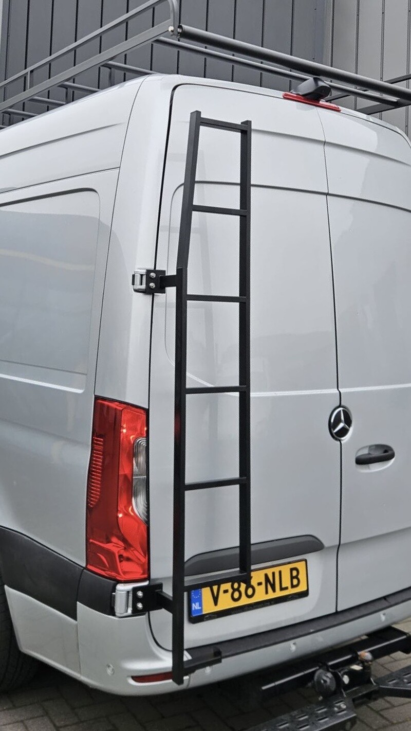 Zwarte deurladder Mercedes Sprinter H2 180&deg; deur